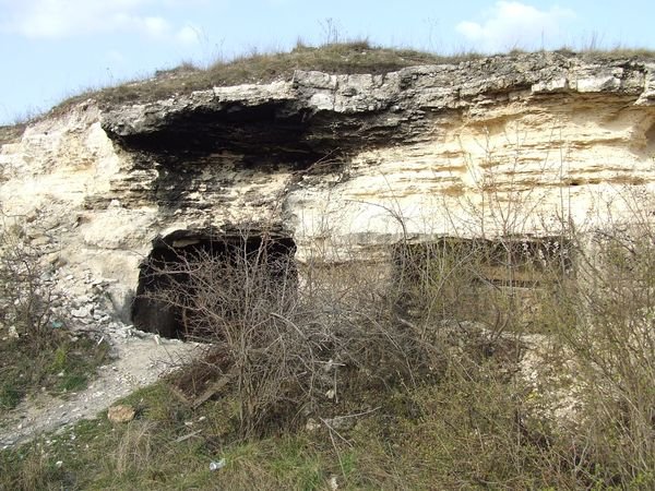  Földház-barlanglakás
